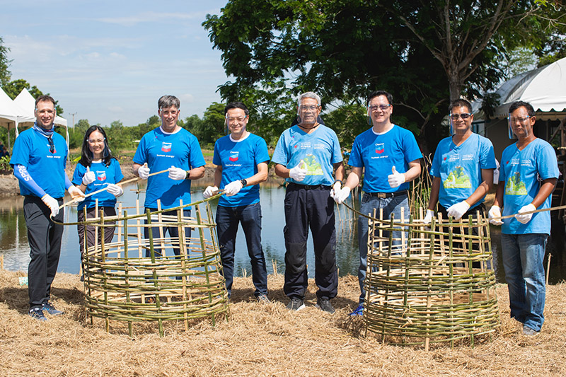 volunteers at the pilot farm in Baan Pho District, Chachoengsao