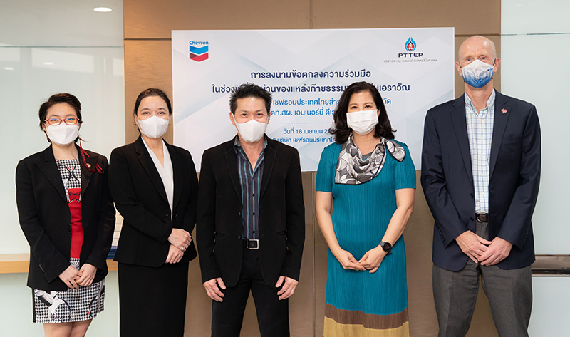 Chatit Huayhongtong (center), President, Chevron Thailand Exploration and Production, Ltd. (Chevron) at the signing ceremony of the Deed of Novation and Amendment of E2FSO Bareboat Charterparty, PFSO G1/61 Access and Service Agreement, Joint Utilization Facilities Agreement, and Operation and Maintenance Support Agreement aimed at achieving the objective of a safe transition of Erawan to PTTEP ED in April 2022